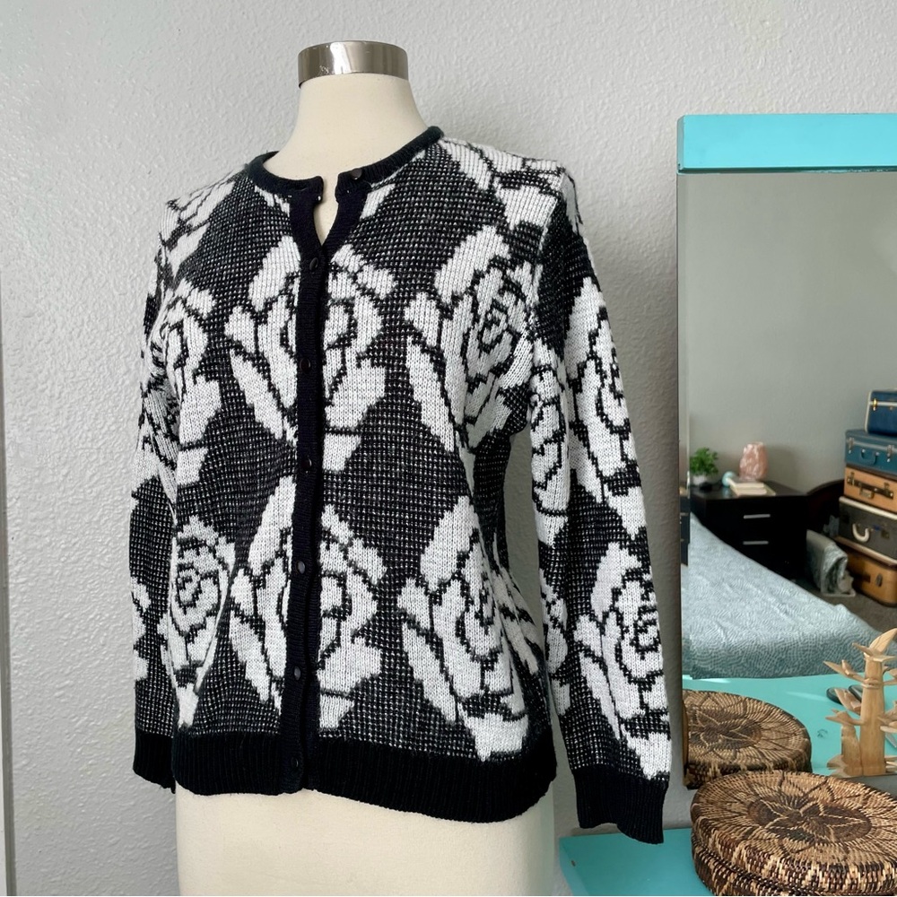 Empire Cat Black & White Floral Rose Knit Cardigan Sweater Medium Button Down